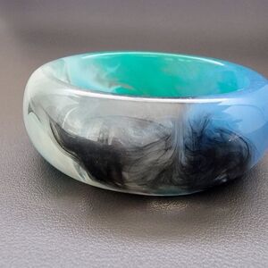 Luxury Coastal Lucite Bangle – Ocean Blue Marbled Acrylic Cuff